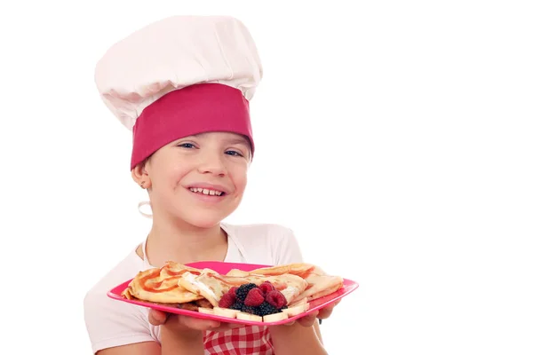 Heureuse petite fille cuisinier avec des crêpes sucrées — Photo
