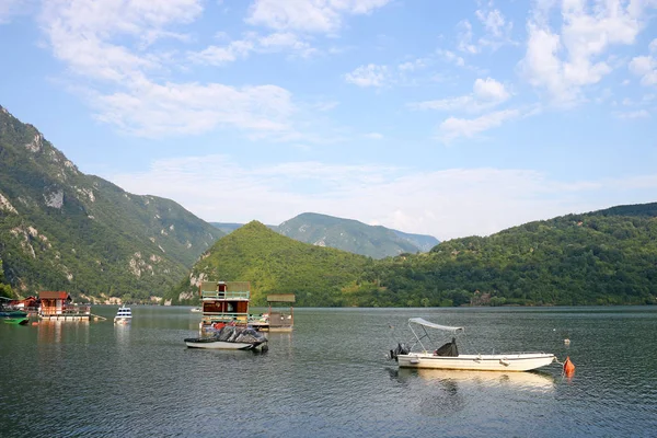 Casas flotantes y barcos en el río Drina Serbia — Foto de Stock