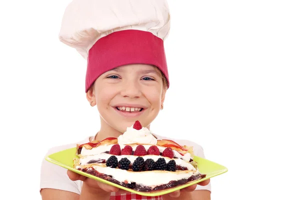 Menina feliz cozinhar com crepes doces no prato — Fotografia de Stock