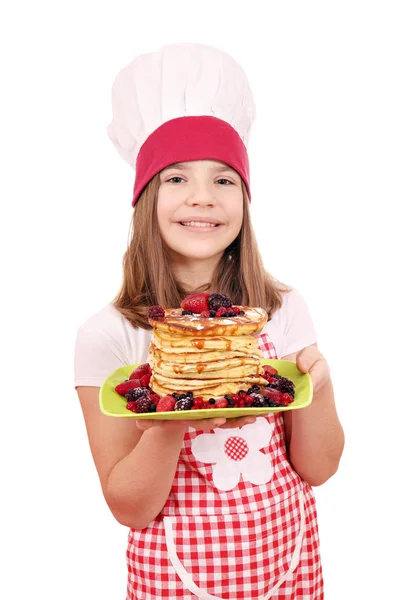 Bonne petite fille cuisinier avec des crêpes sucrées dessert — Photo