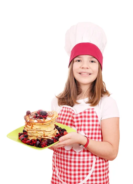 Feliz niña cocinera con panqueques dulces en el plato —  Fotos de Stock