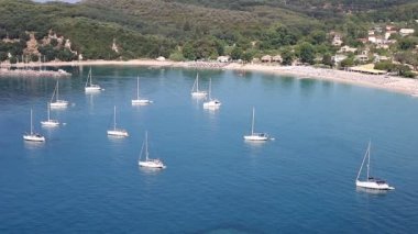 Teknelerden ve yatlar Valtos Parga yaz sezonu plaj