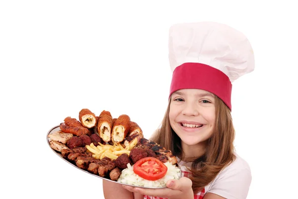 Mutlu küçük kız cook ile karışık ızgara et — Stok fotoğraf