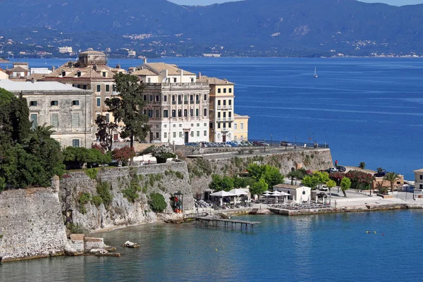 Corfu town és a kék tenger városkép Görögország nyári szezonban — Stock Fotó