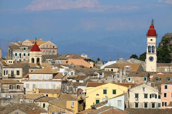 Edificios antiguos y torres de la iglesia ciudad de Corfú paisaje urbano Grecia —  Fotos de Stock