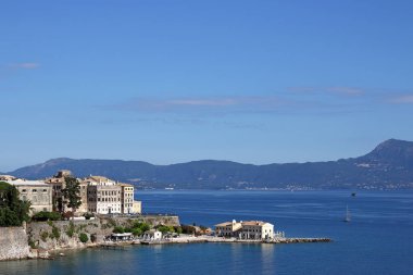 Corfu town ve mavi deniz cityscape yaz sezonunda Yunanistan