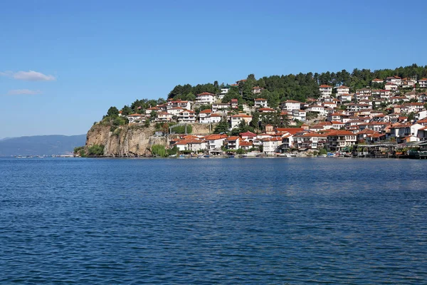 Lago Ohrid y casas blancas en el paisaje de la colina Macedonia — Foto de Stock