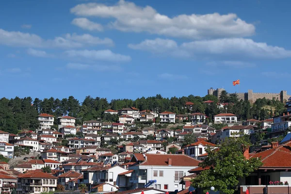 Casas blancas y fortaleza en la colina Ohrid paisaje urbano Macedonia — Foto de Stock