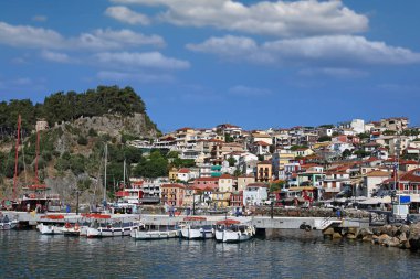Castle hill ve eski renkli binalar Parga Yunanistan