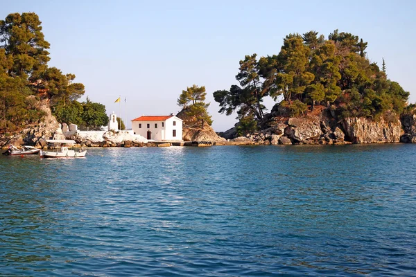 Iglesia ortodoxa griega en la isla Panagias hito Parga Grecia —  Fotos de Stock