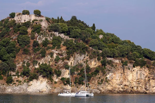 Oude vesting op heuvel Parga Griekenland zomer seizoen landschap — Stockfoto