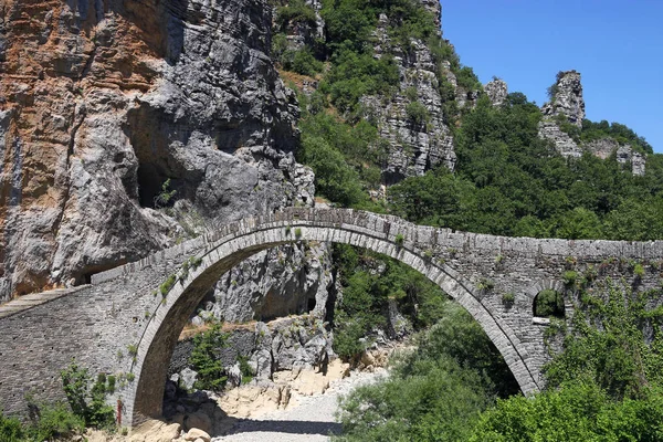 Τοπίο μονότοξο πέτρινο γεφύρι του Κόκκορη Ζαγόρια Ελλάδα — Φωτογραφία Αρχείου