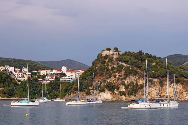 Antigua fortaleza en la colina Parga verano temporada paisaje Grecia — Foto de Stock