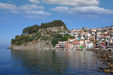 Eski Kale Tepe ve renkli binalar Parga Yunanistan 