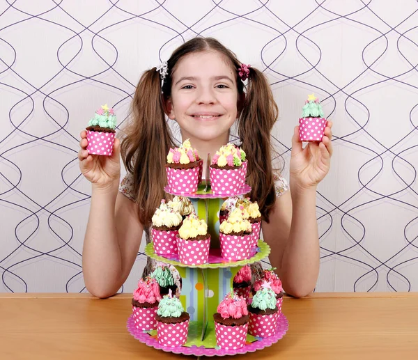 Menina feliz com muffins doces — Fotografia de Stock