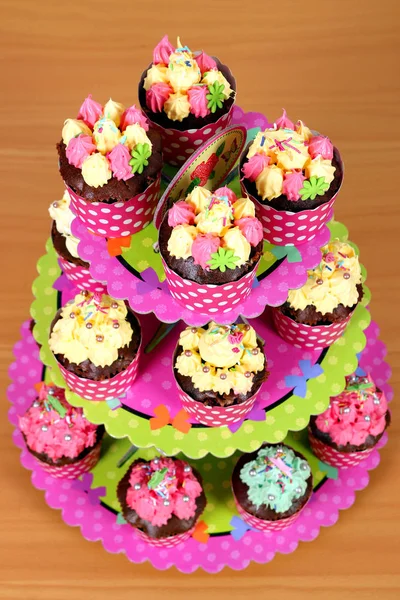 Deser słodkie pyszne babeczki na stole — Zdjęcie stockowe