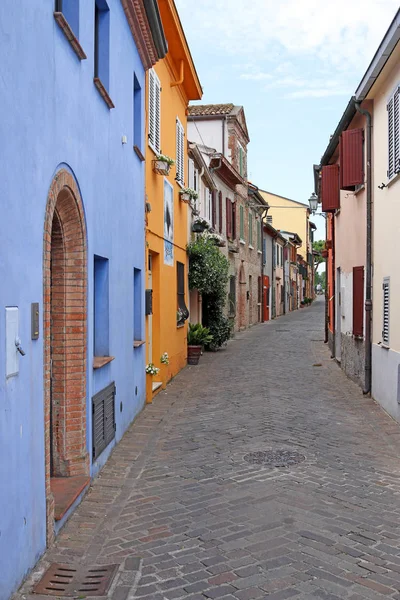 다채로운 오래 된 집 거리 리미니 이탈리아 여름 시즌 — 스톡 사진