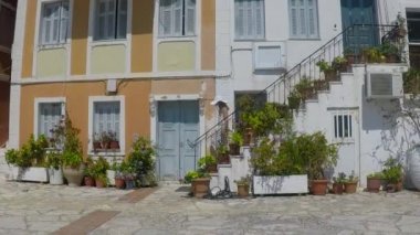 küçük kız Parga Yunanistan'da sokak yürüyüş