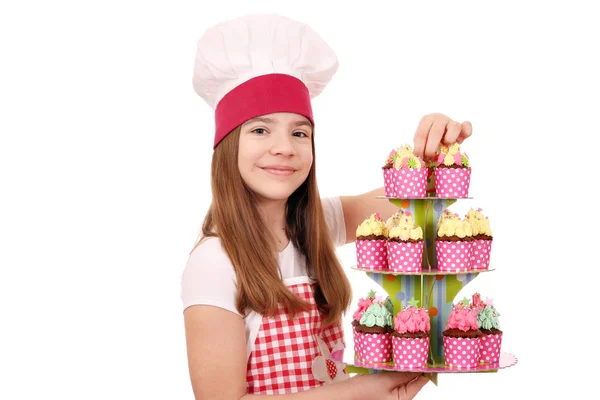 Menina feliz cozinhar com muffins doces coloridos — Fotografia de Stock