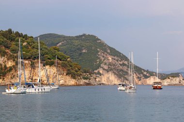 Yat ve yelkenli deniz Parga Yunanistan yaz sezonu