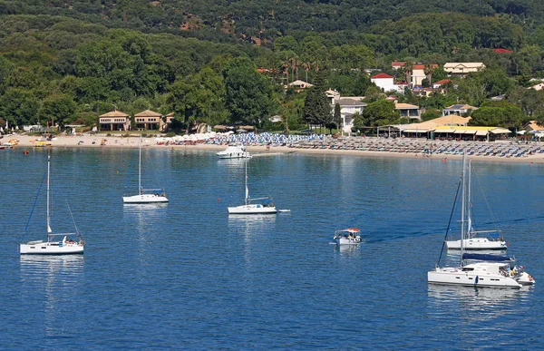 Jachty i łodzie żaglowe na morzu Valtos beach Grecja Parga — Zdjęcie stockowe