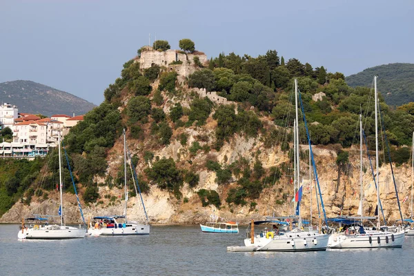 Jachty pływają w pobliżu twierdzy na wzgórzu Grecja Parga sezon letni — Zdjęcie stockowe