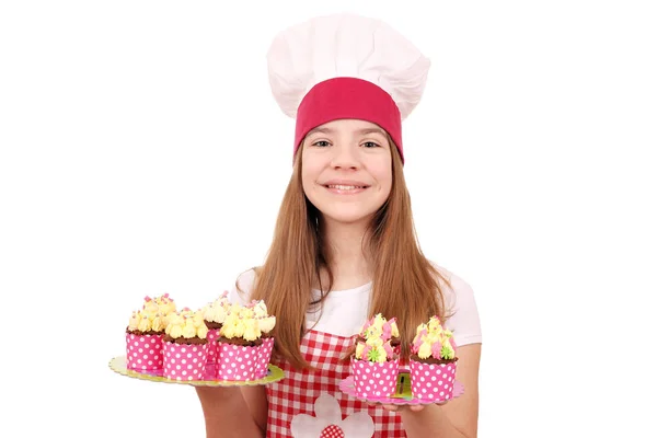 Menina feliz cozinhar com muffins — Fotografia de Stock