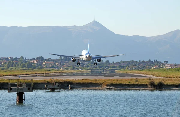 Passagier vliegtuig landing op de luchthaven van Corfu — Stockfoto