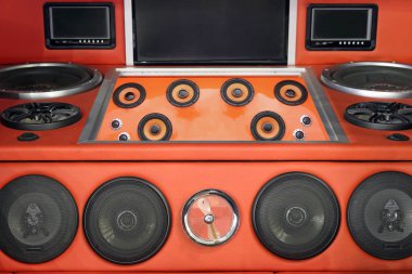 Araba güçlü saudio sistemiyle woofer ve hoparlörler