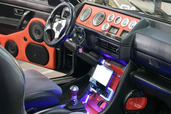 Interior del coche personalizado con sistema de audio y pantalla lcd — Foto de Stock