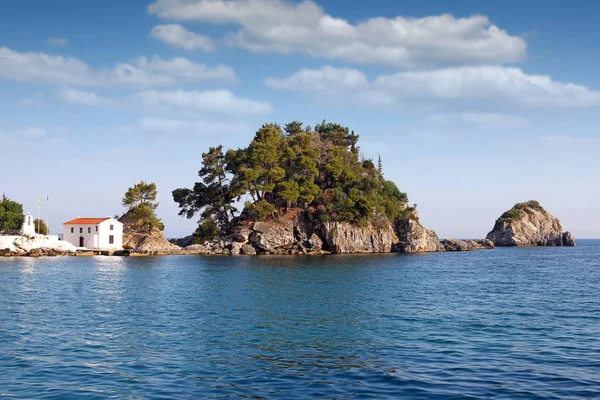 Grieks-orthodoxe kerk op eiland Panagias Parga landschap — Stockfoto