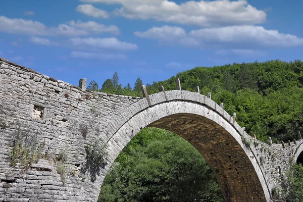 Kalogeriko gewölbte Steinbrücke zagoria griechenland sommersaison — Stockfoto