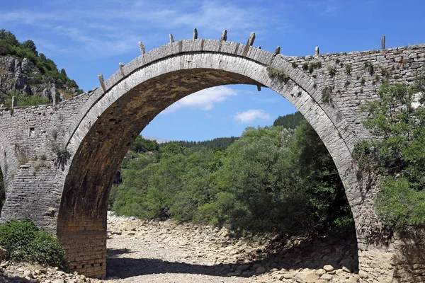 Kalogeriko klenutý kamenný most Zagoria Řecko — Stock fotografie