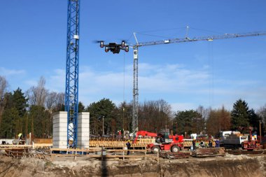 Dron inşaat sitesi üzerinden uçar