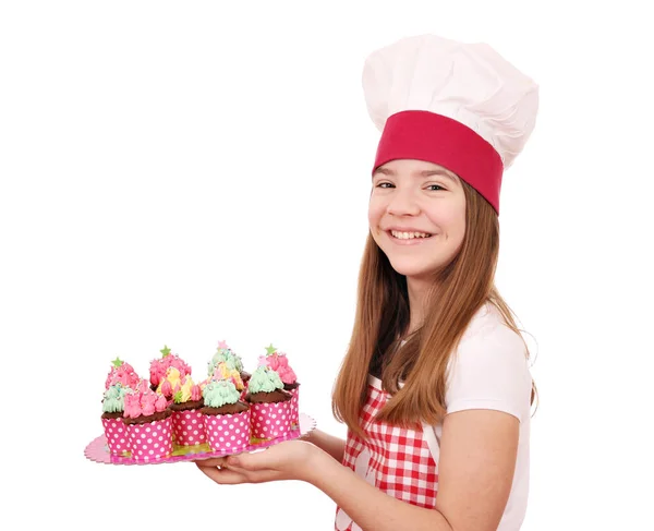 Menina feliz cozinheiro com muffins na placa — Fotografia de Stock