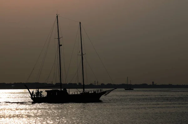 Silhouette yacht al mare stagione estiva — Foto Stock