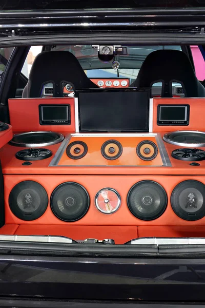 Carro personalizado poderoso sistema de áudio — Fotografia de Stock