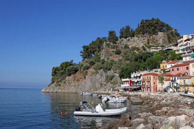 renkli binalar ve eski kale Parga Yunanistan yaz sezonu