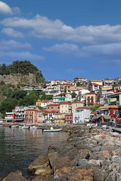 Edificios coloridos y antigua fortaleza Parga Grecia — Foto de Stock