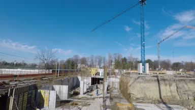 Şantiye işçi vinç ve ekskavatör ile