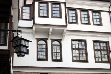 Eski bina beyaz duvar ve ahşap windows Ohrid Makedonya