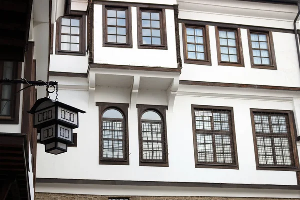 Edifício antigo parede branca e janelas de madeira Ohrid Macedonia — Fotografia de Stock