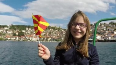 mutlu küçük kız dalgalar Ohri Gölü Makedon bayraklı