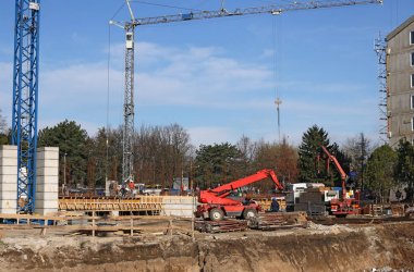 yeni bina inşaat alanında Vinçler ve işçiler ile