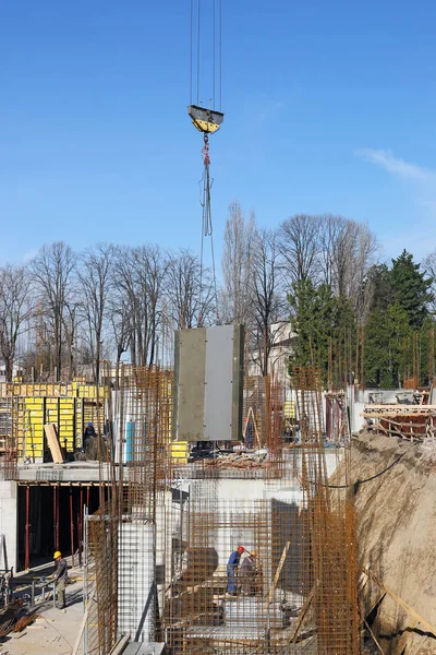 起重机在新建建筑施工中的施工材料 — 图库照片