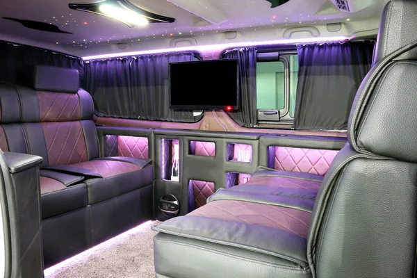 Intérieur de voiture de luxe avec lcd tv et boissons — Photo