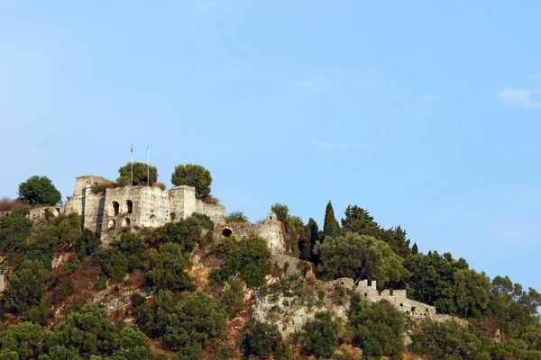 오래 된 언덕 Parga 그리스 풍경에 요새 파괴 — 스톡 사진