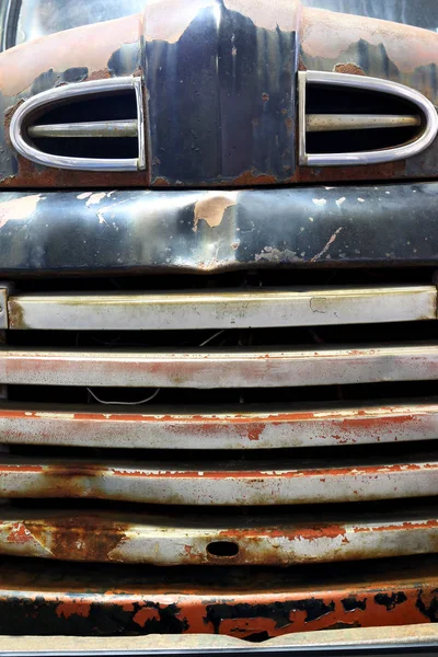 Vecchio camion arrugginito cappuccio griglia vista frontale — Foto Stock