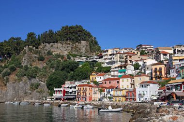 kale ve renkli binalar Parga Yunanistan