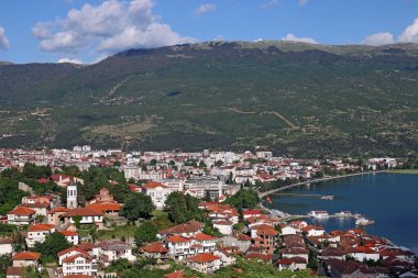 Ohri Gölü ve şehir manzarası Makedonya yaz sezonu